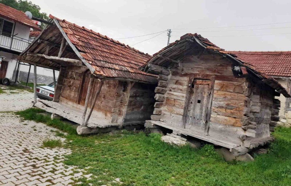 Çivisiz Ahşap Ambarlar Zamana Direniyor