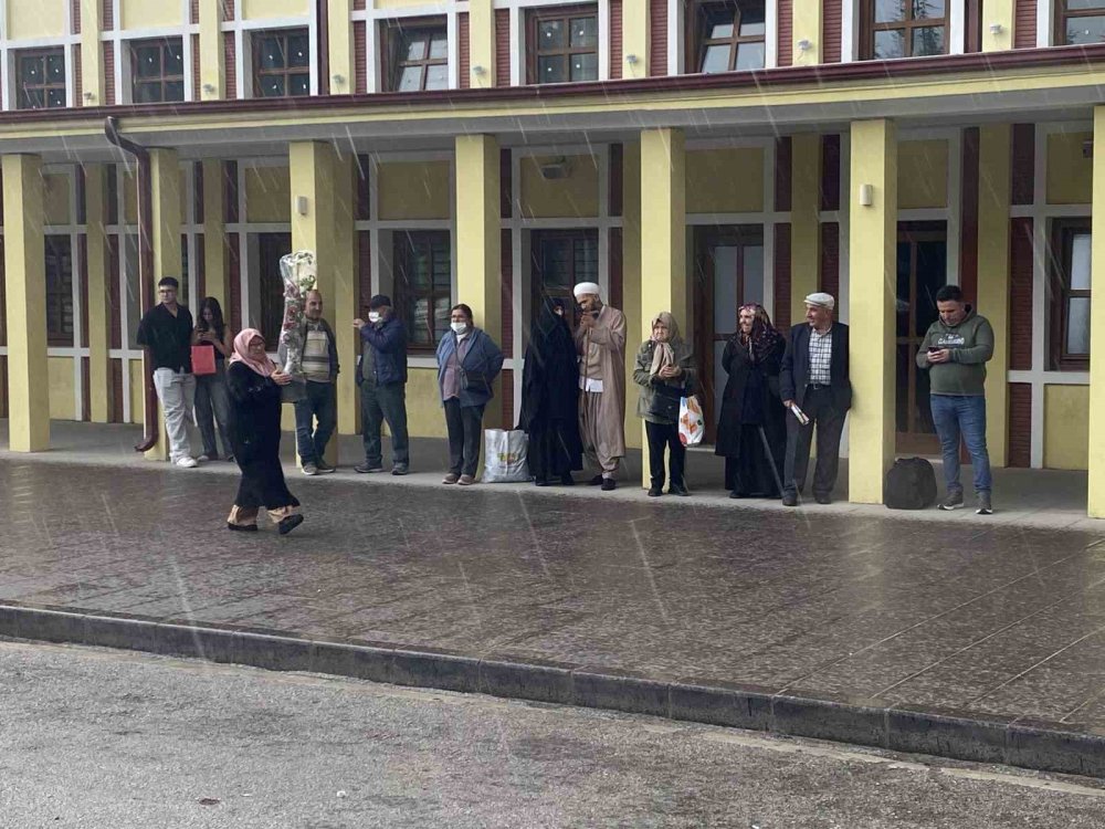 Islanmamak İçin Kapalı Alanların Girişlerine Sığındılar