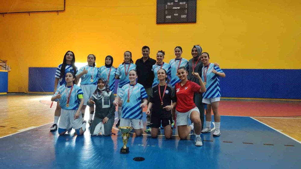 Kız Futsal Takımı Türkiye Şampiyonu Oldu