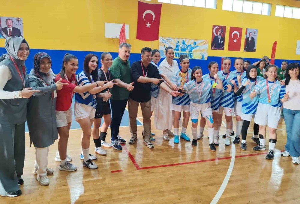 Kız Futsal Takımı Türkiye Şampiyonu Oldu