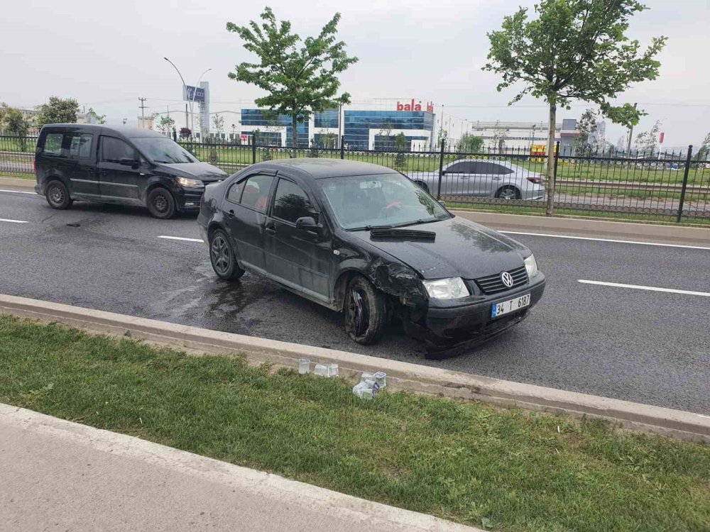 Kontrolden Çıkan Araç Bariyerlere Çarptı
