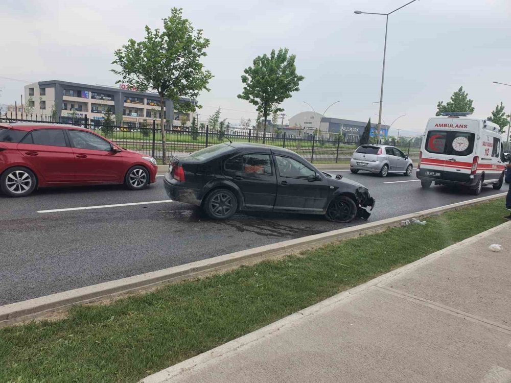 Kontrolden Çıkan Araç Bariyerlere Çarptı