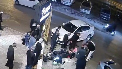 Otomobil ile Motosiklet Çarpıştı