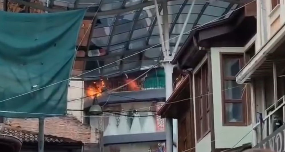 Tarihi Uzun Çarşı’da Korkutan Yangın