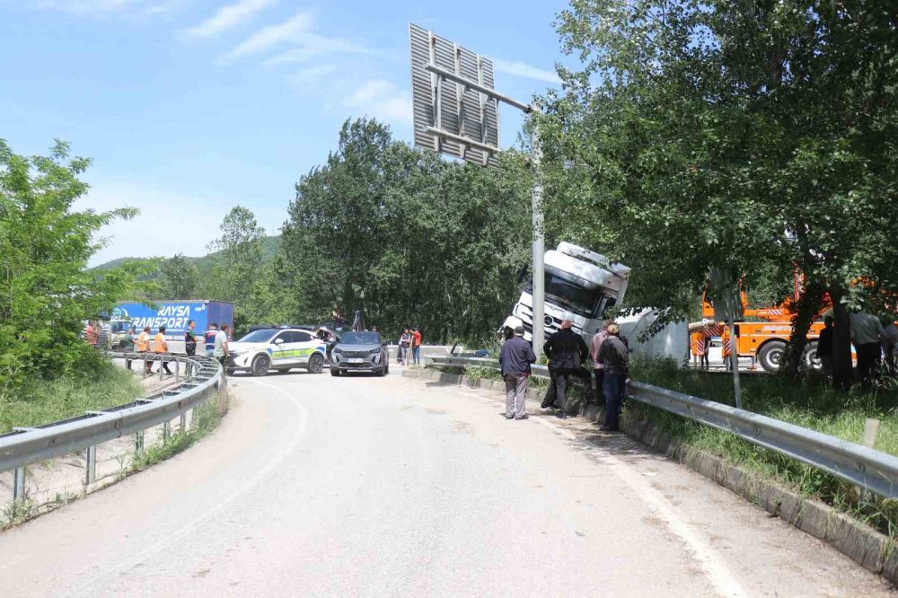 Bilecik Yolunda Büyük Kaza! Ulaşıma Kapandı!