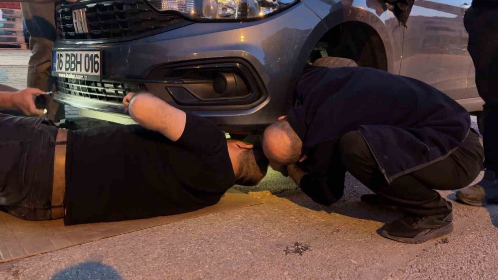 Otomobilin Motoruna Giren Kedi, Yaklaşık 2 Saat Sonra Çıkarıldı