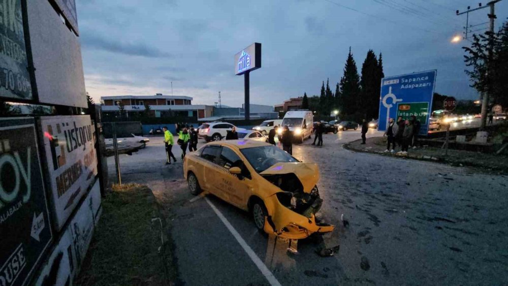 Ticari Taksi Ve Otomobil Çarpıştı: 6 Yaralı