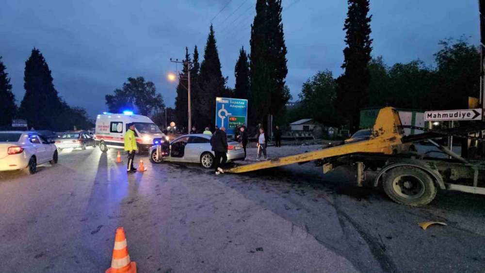 Ticari Taksi Ve Otomobil Çarpıştı: 6 Yaralı