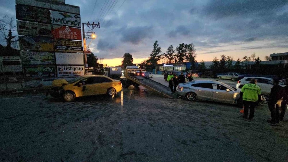 Ticari Taksi Ve Otomobil Çarpıştı: 6 Yaralı
