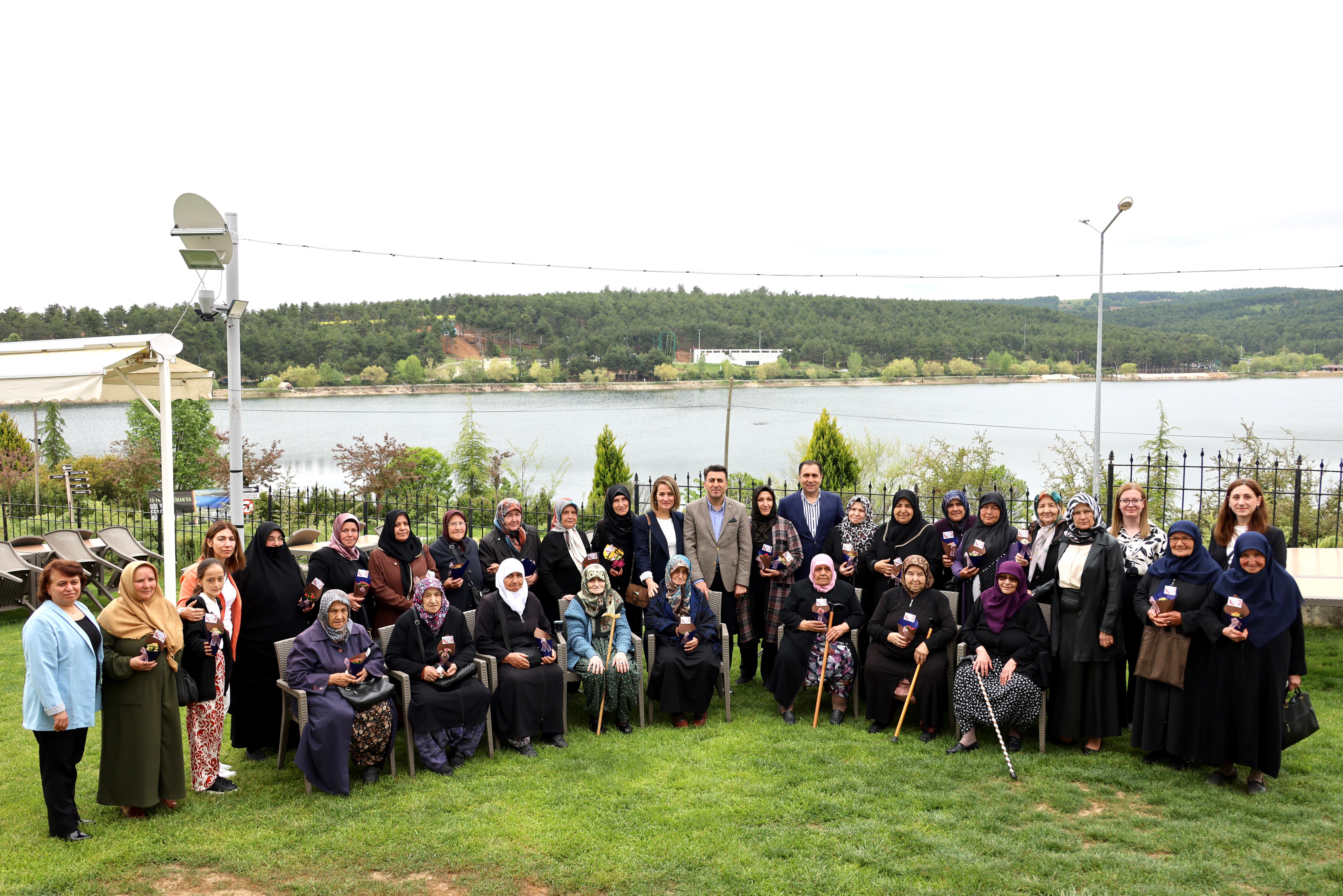 vali-aygol-sehit-anneleriyle-bulustu.jpg