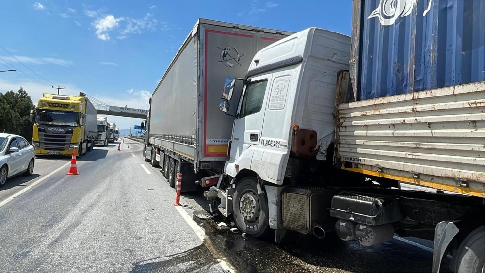 3 Tır, 1 Minibüsün Karıştığı Zincirleme Kazada Yol Savaş Alanına Döndü