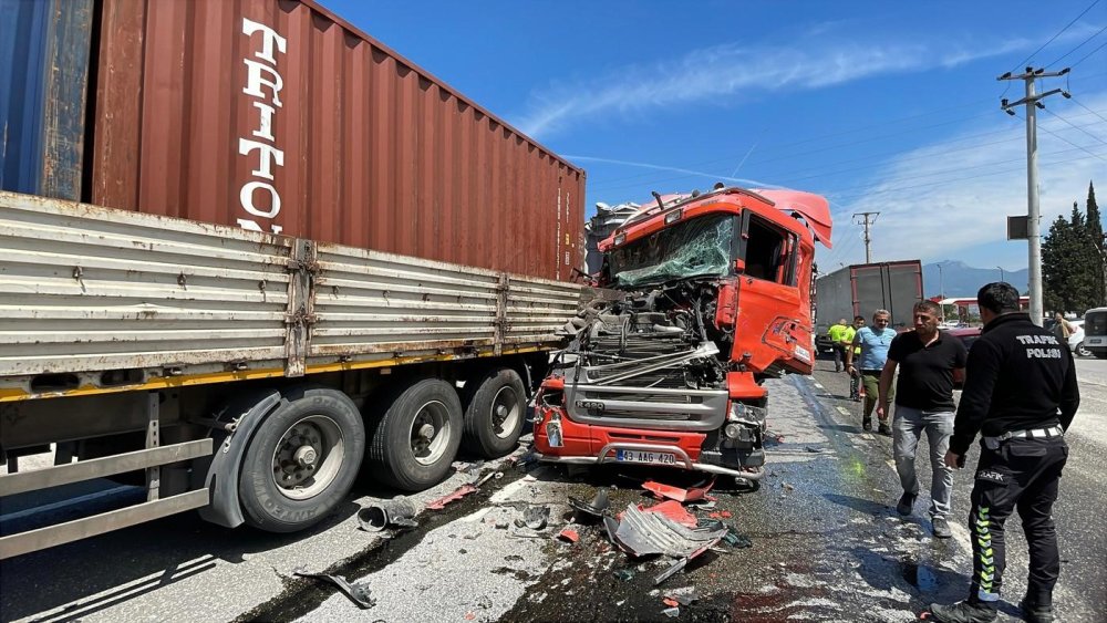 3 Tır, 1 Minibüsün Karıştığı Zincirleme Kazada Yol Savaş Alanına Döndü