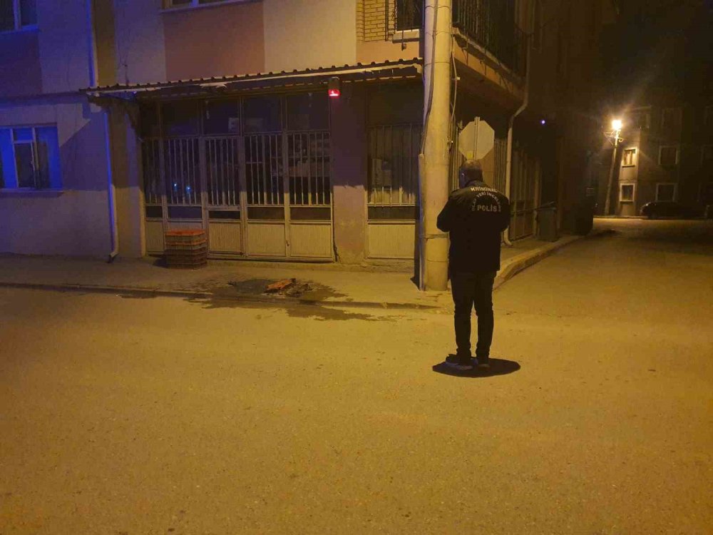 Bakkalı Kundaklamaya Çalışırken Polisler Yakaladı