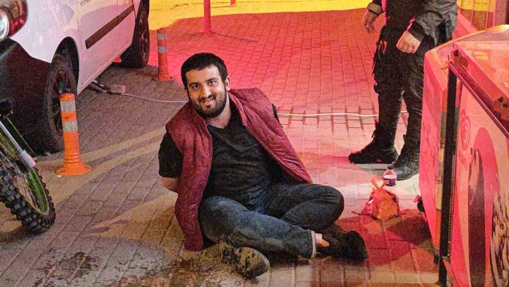 Bakkalı Kundaklamaya Çalışırken Polisler Yakaladı