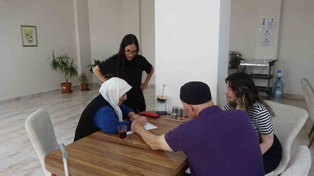 İspanyol Öğrenciler Huzurevinde Staj Yapıyor