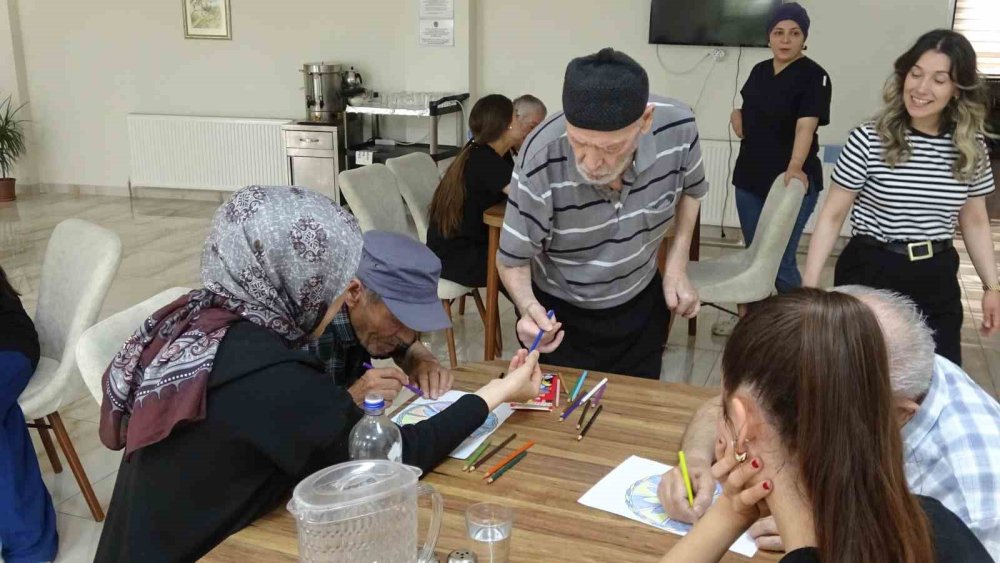 İspanyol Öğrenciler Huzurevinde Staj Yapıyor