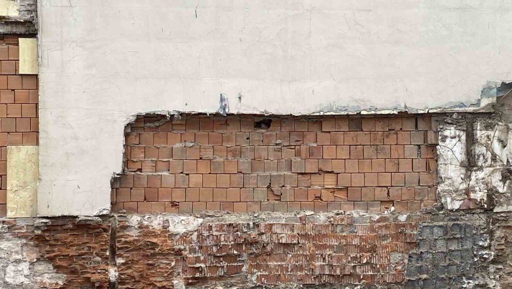 Kepçenin Çarptığı İş Yerinin Duvarı Hasar Gördü