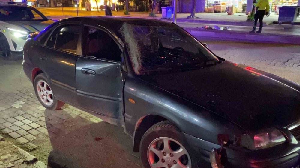 Kontrolden Çıkan Otomobil Aydınlatma Direğine Çarptı: 2 Yaralı