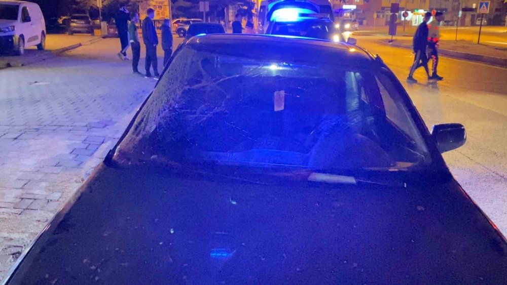 Kontrolden Çıkan Otomobil Aydınlatma Direğine Çarptı: 2 Yaralı
