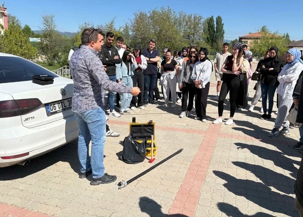 "Ölçme Aletlerinin Kullanımı Ve Drone İle Harita Uygulaması" Konulu Konferans Verildi