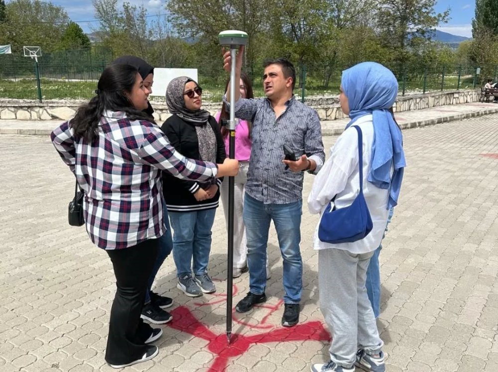 "Ölçme Aletlerinin Kullanımı Ve Drone İle Harita Uygulaması" Konulu Konferans Verildi