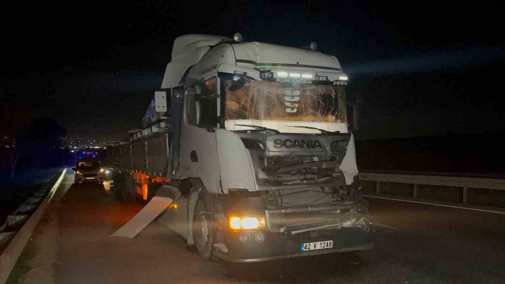 Önündeki Tıra Çarpan Demir Yüklü Tırın Sürücüsü Yaralandı