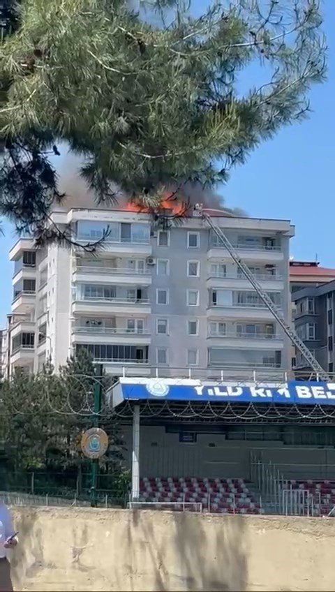 6 Katlı Binanın Çatısı Küle Döndü