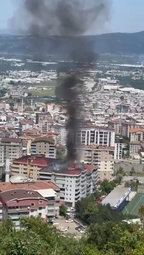 6 Katlı Binanın Çatısı Küle Döndü
