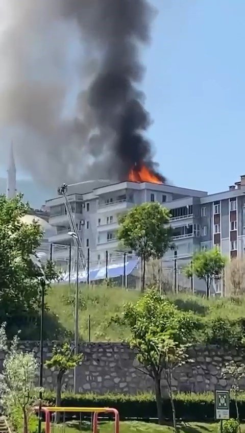 6 Katlı Binanın Çatısı Küle Döndü