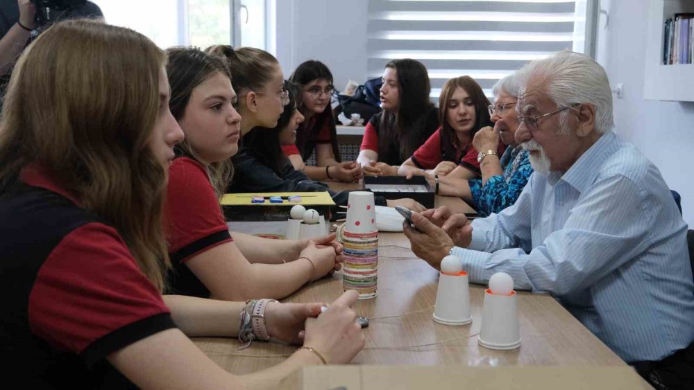 Huzurevi Sakinleri İle Liseli Gençler Bir Araya Geldi
