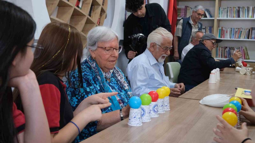 Huzurevi Sakinleri İle Liseli Gençler Bir Araya Geldi