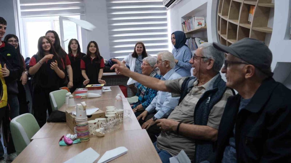Huzurevi Sakinleri İle Liseli Gençler Bir Araya Geldi