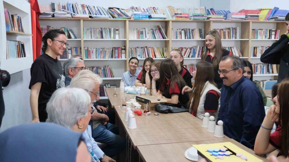 Huzurevi Sakinleri İle Liseli Gençler Bir Araya Geldi
