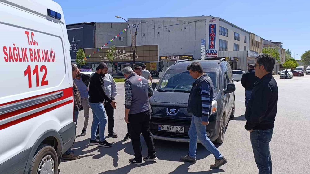 Kamyonet İle Çarpıştı Tedaviyi Reddetti, Hastanede Beyin Kanaması Sebebiyle Yoğun Bakıma Alındı
