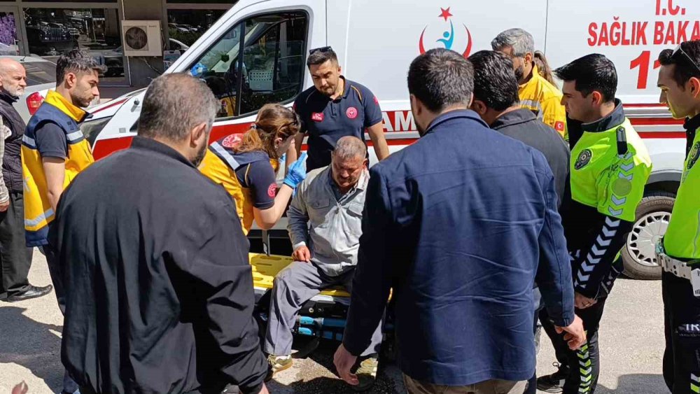Kamyonet İle Çarpıştı Tedaviyi Reddetti, Hastanede Beyin Kanaması Sebebiyle Yoğun Bakıma Alındı