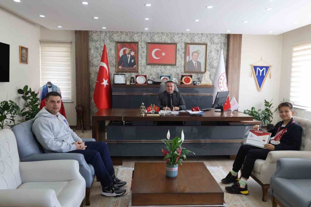 Başarılı Genç Sporcuyu Makamında Ağırladı