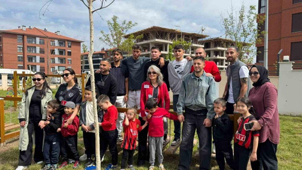 Futbolcular Özel Öğrencileri Ziyaret Etti