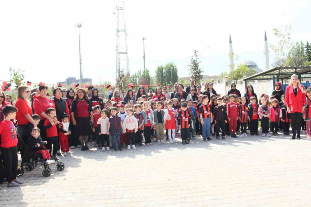 Futbolcular Özel Öğrencileri Ziyaret Etti