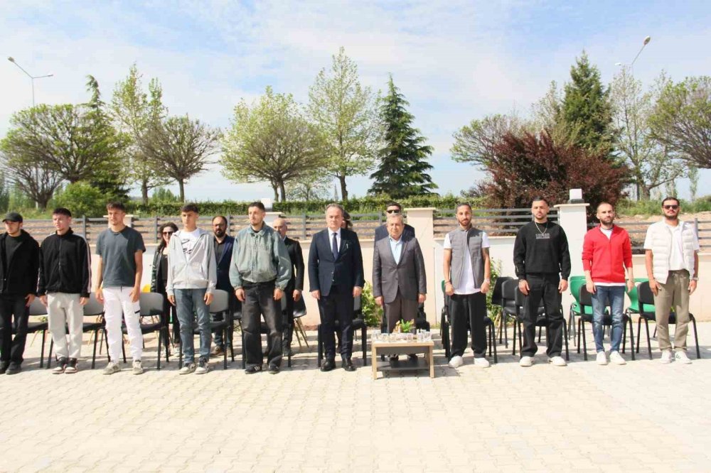 Futbolcular Özel Öğrencileri Ziyaret Etti