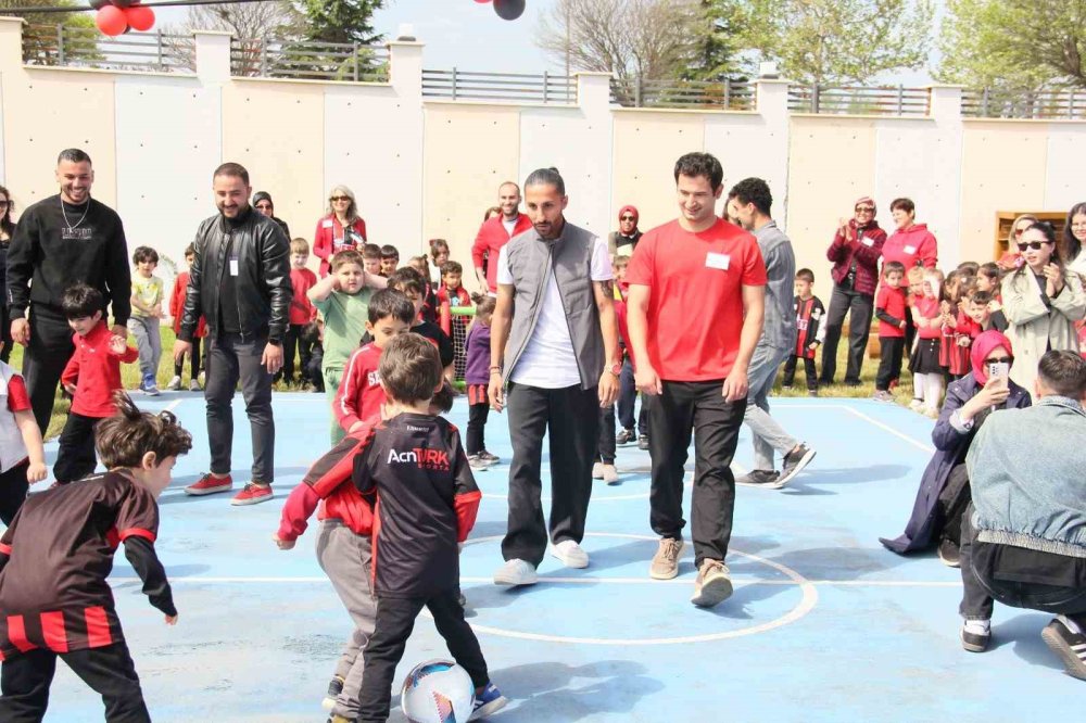Futbolcular Özel Öğrencileri Ziyaret Etti