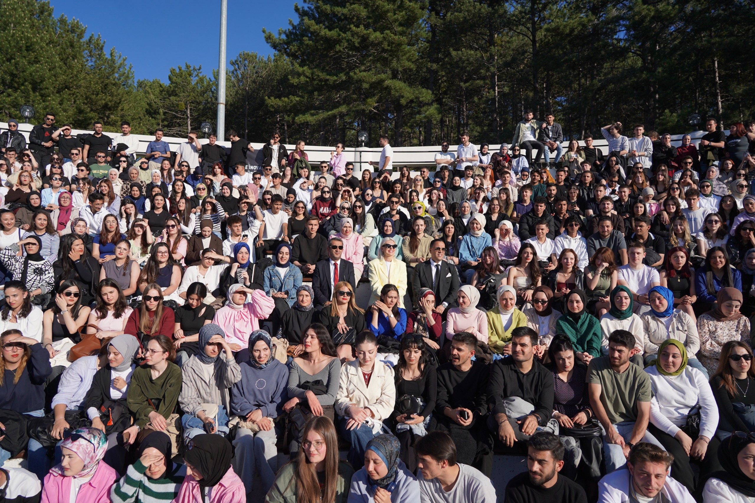 gencler-amfi-tiyatroda-bulustu-1.jpg
