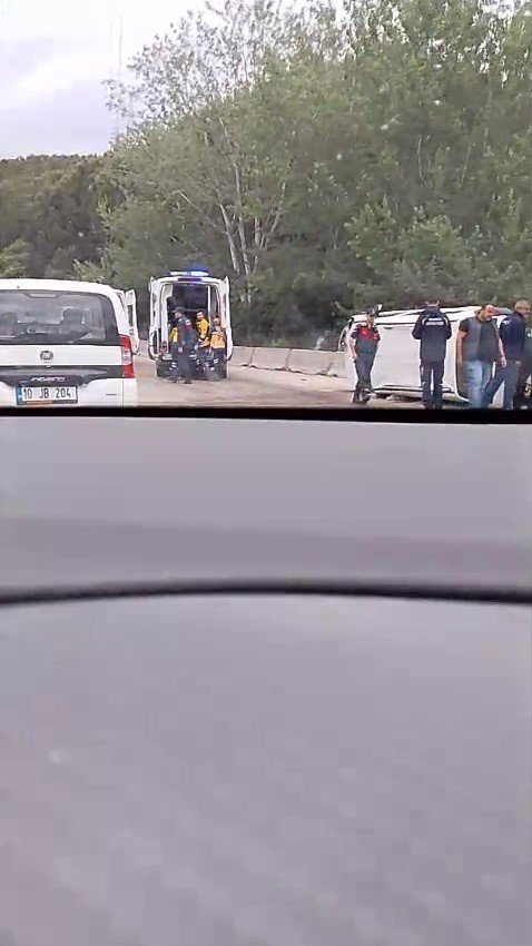 Kontrolden Çıkan Otomobil Takla Attı