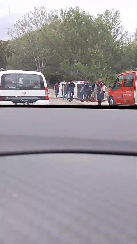 Kontrolden Çıkan Otomobil Takla Attı
