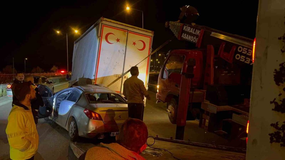 Otomobil Kamyona Çarptı: 2 Yaralı