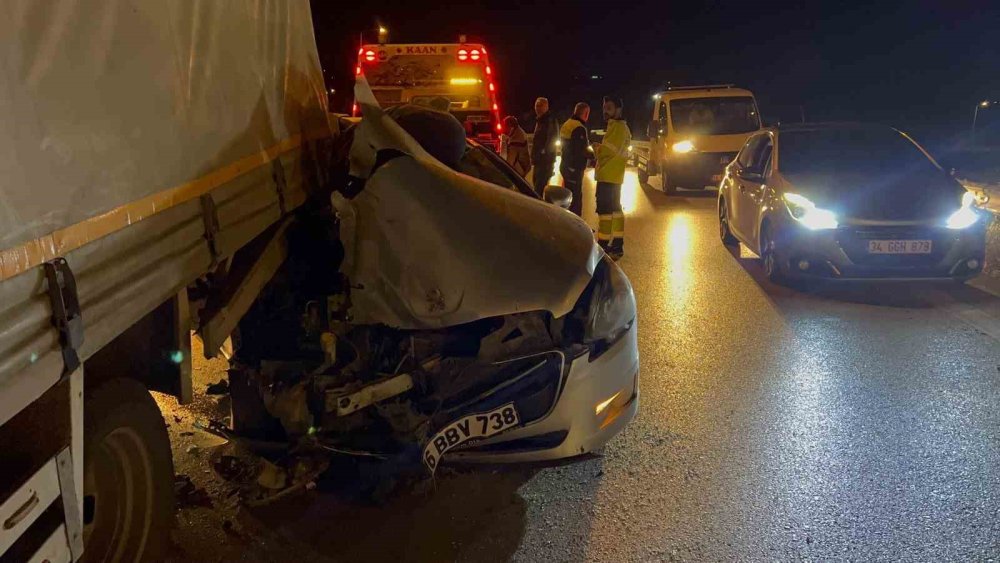 Otomobil Kamyona Çarptı: 2 Yaralı