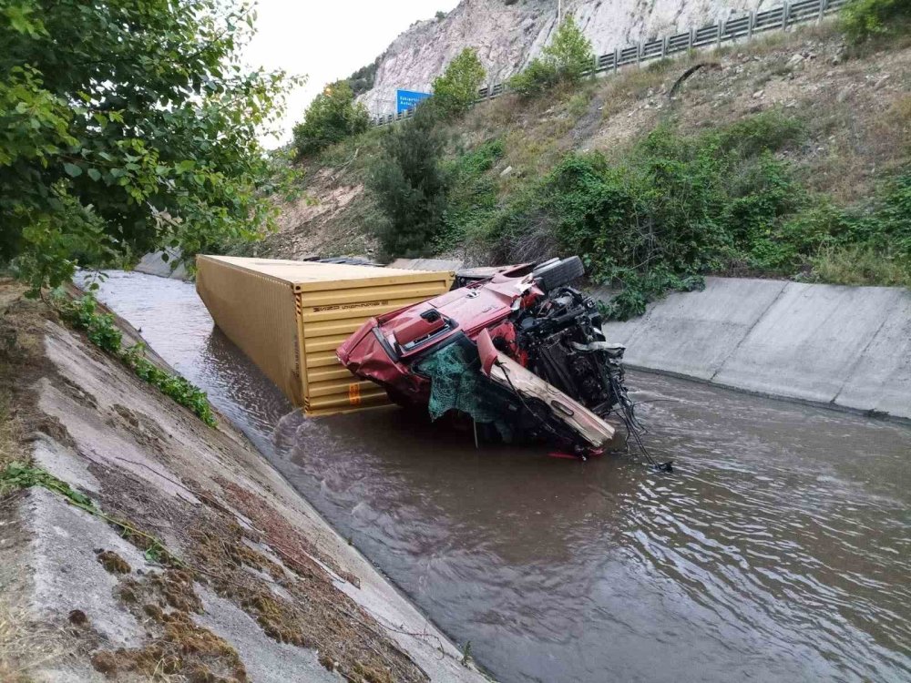 Tır Dereye Uçtu! Sürücüsü Hayatını Kaybetti!