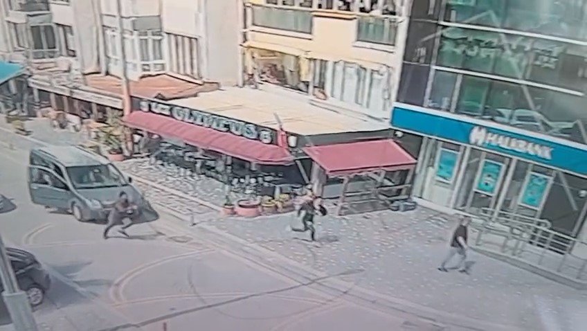 Genç Kadını Sürükleyerek Kaçırmaya Çalıştılar