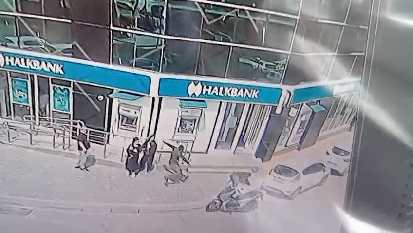 Genç Kadını Sürükleyerek Kaçırmaya Çalıştılar