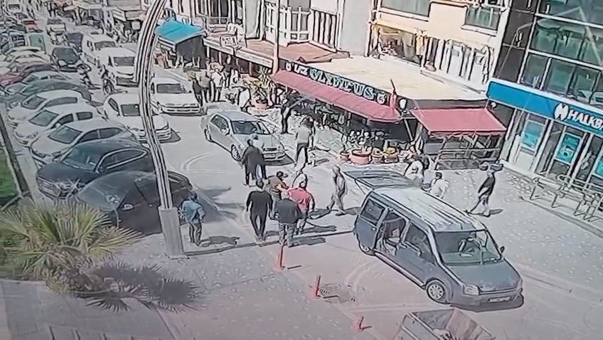 Genç Kadını Sürükleyerek Kaçırmaya Çalıştılar