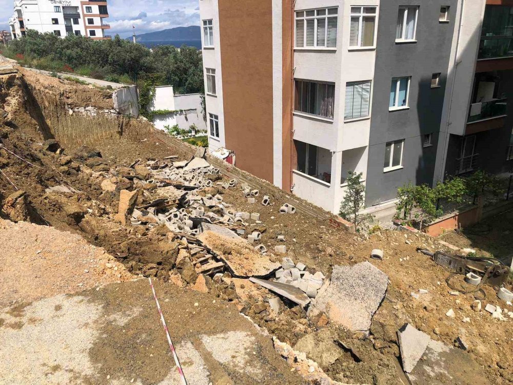 Belediyenin Hafriyat Aldığı Yerde Yol Çökmesi Meydana Geldi